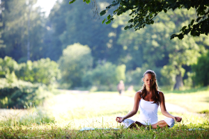 yoga-woman-green-grass